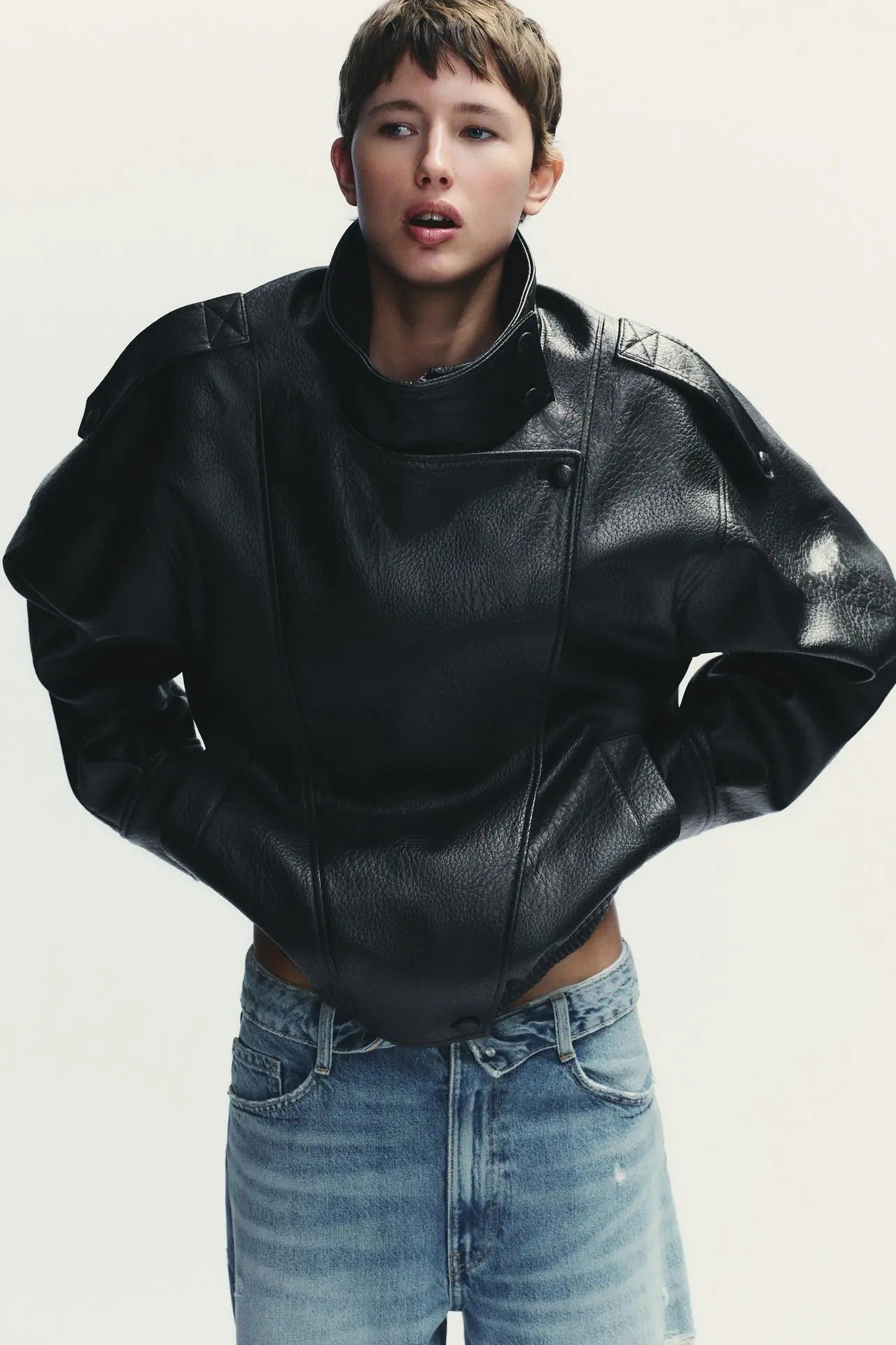 Frau trägt schwarze oversized Lederjacke Damen von Novera Clothing